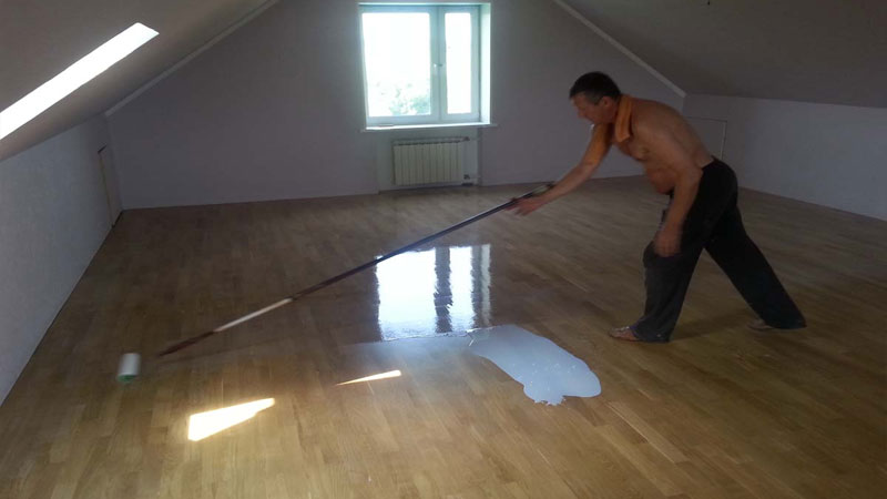 Последний этап циклевки пола - нанесение лака