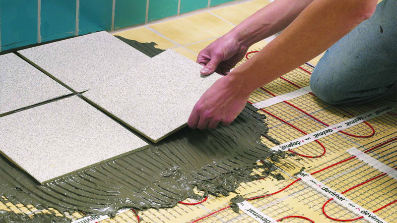 Какой теплый пол под плитку лучше - водяной или электрический?
