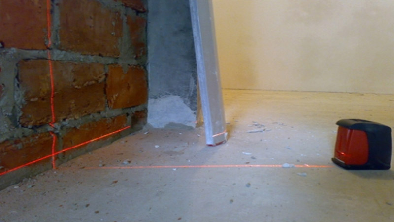 Начальный этап заливки пола бетоном - разметка уровня