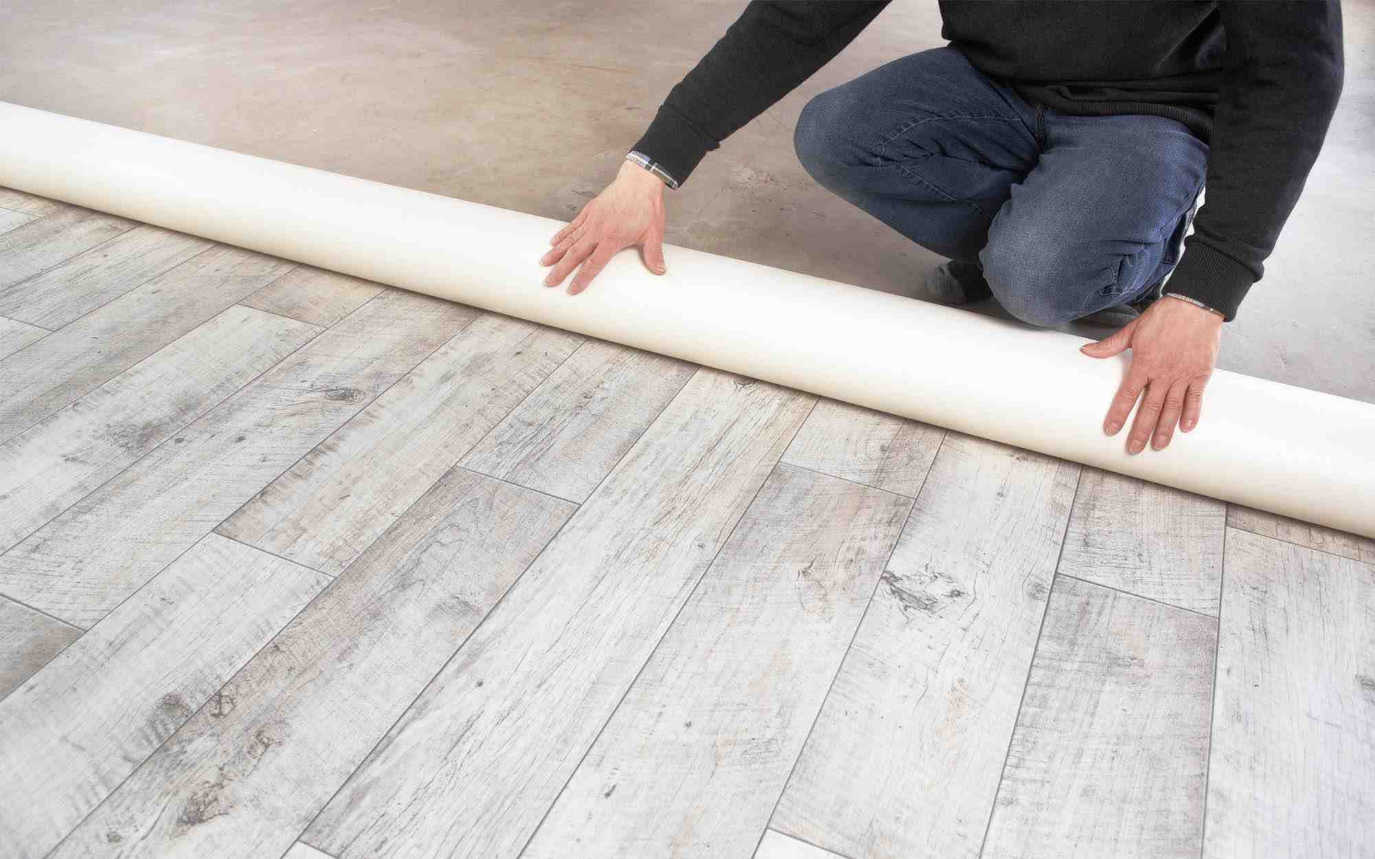 Как стелить линолеум на деревянный пол: инструкция и советы для новичка